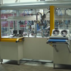 automaticke lepeni plstennych krouzku foto  